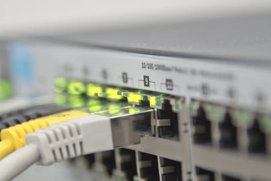 Netzwerk-Switch mit angeschlossenen Kabeln
