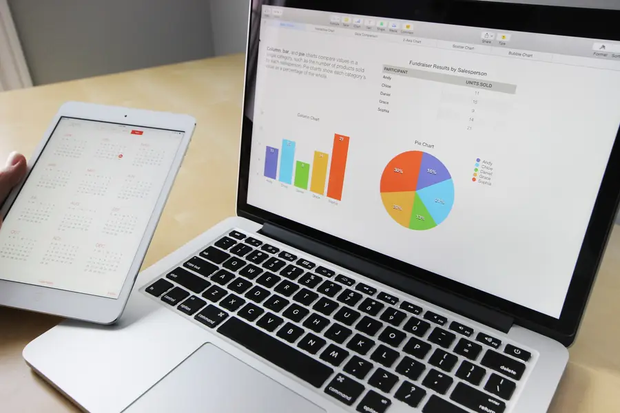 Laptop und Tablet mit Diagrammen und Auswertungen